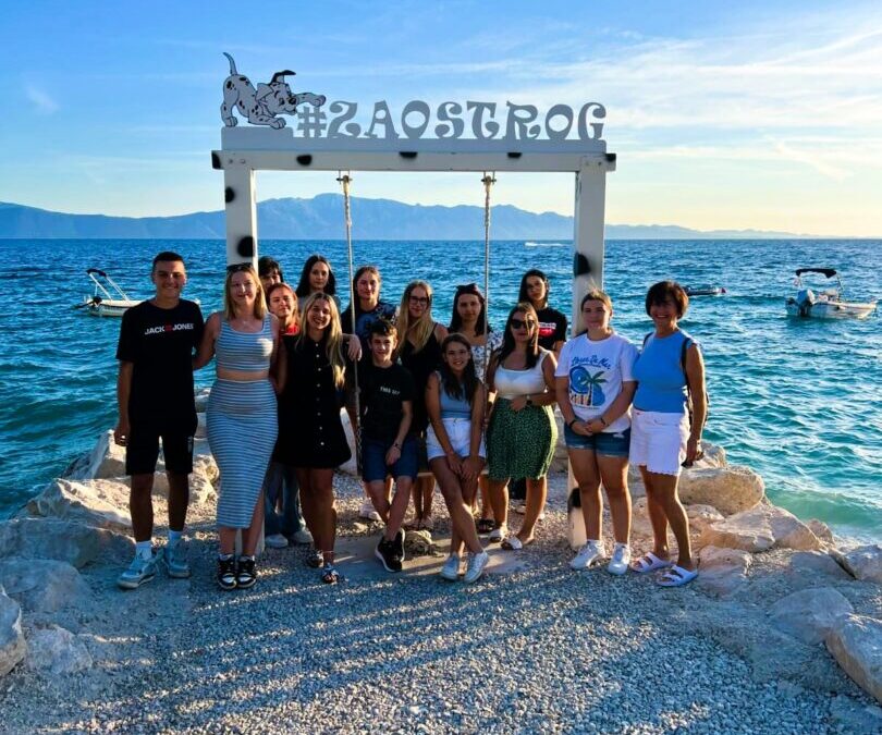 GRADSKO DRUŠTVO CRVENOG KRIŽA SISAK POBJEDNIČKU EKIPU NAGRADILO LJETOVANJEM U ZAOSTROGU