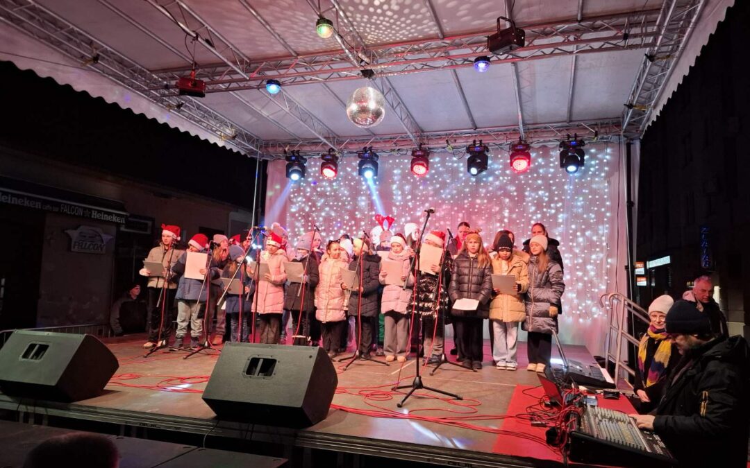 ČLANOVI ZBORA NAŠE ŠKOLE NASTUPILI SU 18. PROSINCA 2025. GODINE NA GRADSKOJ POZORNICI POVODOM MANIFESTACIJE ADVENT U SISKU