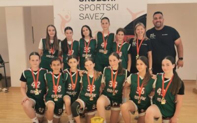 NAŠA ŠKOLSKA KOŠARKAŠKA EKIPA SUDJELOVALA JE NA DRŽAVNOM NATJECANJU OSNOVNIH ŠKOLA ZA UČENIKE DO 6. RAZREDA U KOŠARCI U VINKOVCIMA I OSVOJILA 1. MJESTO