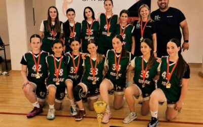 NAŠA ŠKOLSKA KOŠARKAŠKA EKIPA SUDJELOVALA JE NA DRŽAVNOM NATJECANJU OSNOVNIH ŠKOLA ZA UČENIKE DO 6. RAZREDA U KOŠARCI U VINKOVCIMA I OSVOJILA 1. MJESTO